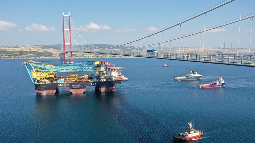 198 metrelik dev vinç gemisi Saipem 7000 Çanakkale Boğazı'ndan geçti